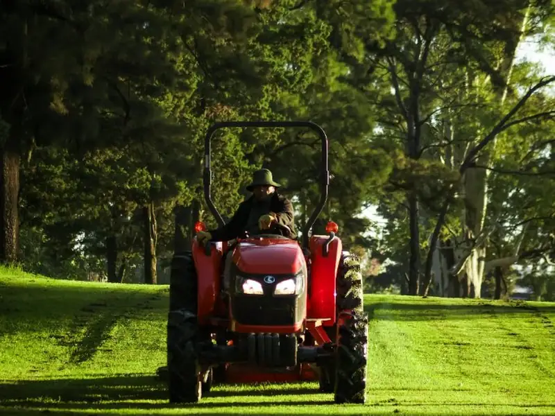 Tractor rojo en parque